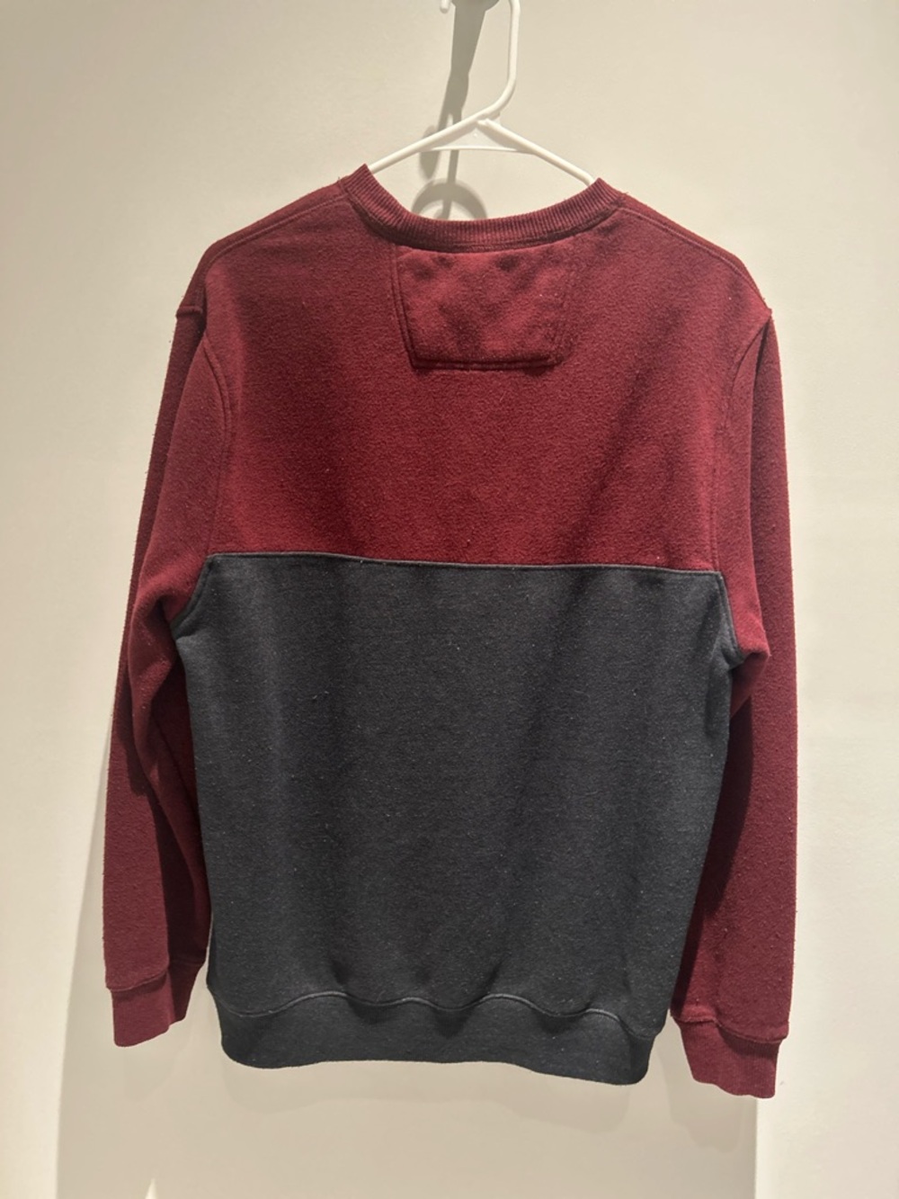 IZOD Men's Colorblock Knit Crewneck Pullover Sweater Burgundy Gray White M - Picture 2 of 3